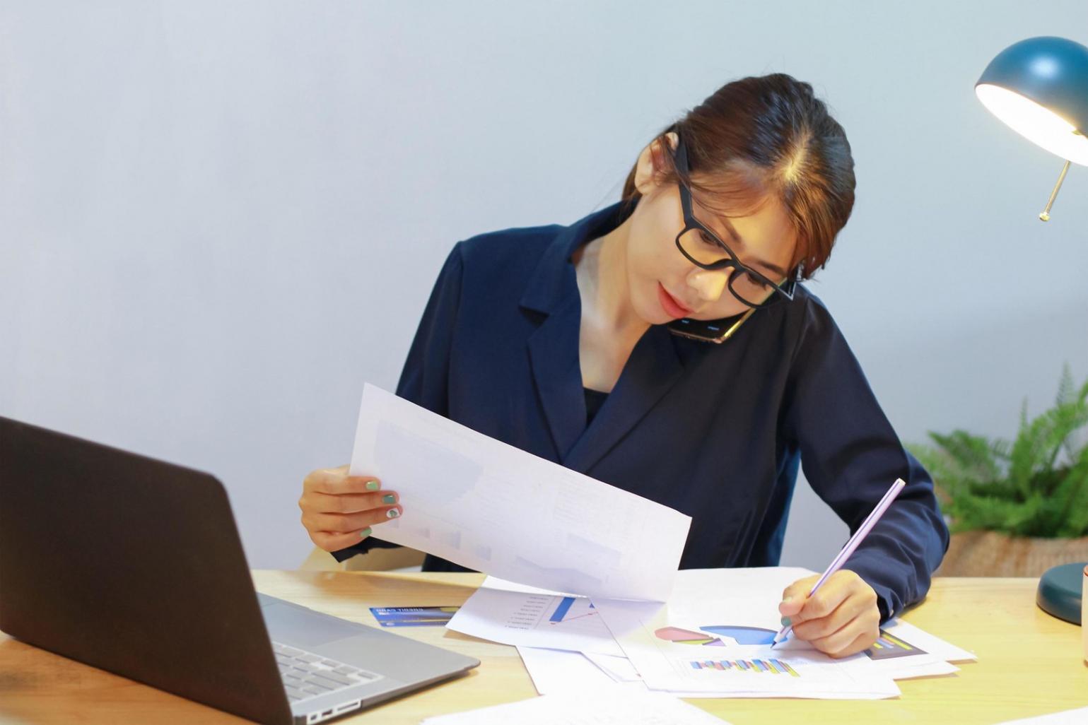 Estudiantes trabajando con materiales de finanzas personales